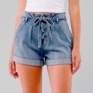 Hollister Light Blue Jean Shorts - Curvy Ultra High
Size 3 (26 waist)